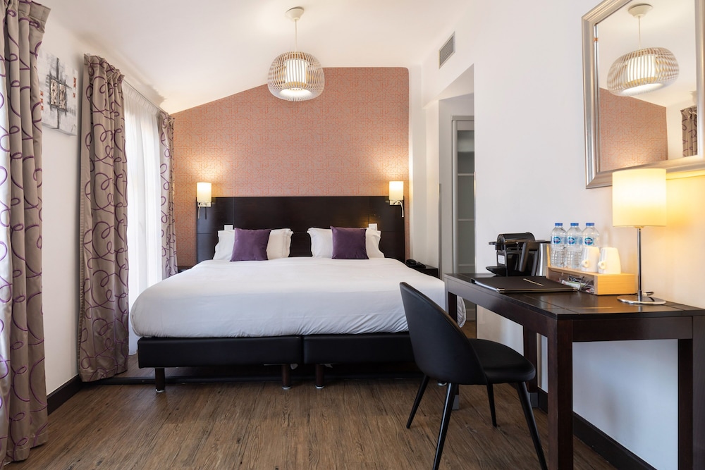 Junior Suite, 1 Queen Bed with Sofa bed - Photo 7