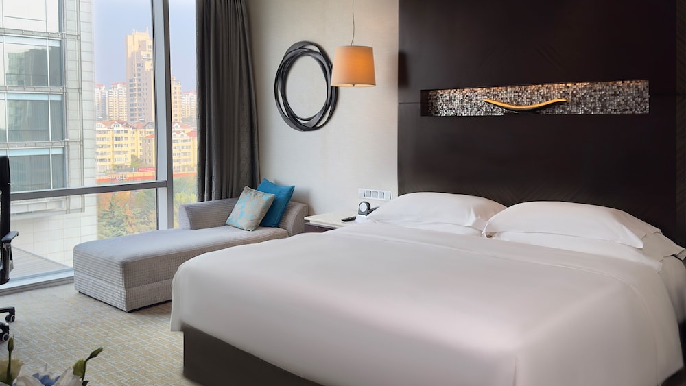 Classic Room, 1 King Bed, Business Lounge Access, City View