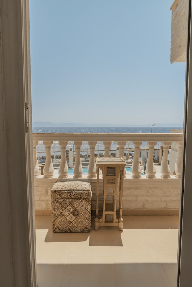 Family Studio Suite, 2 Bedrooms, Smoking, Sea View photo 1