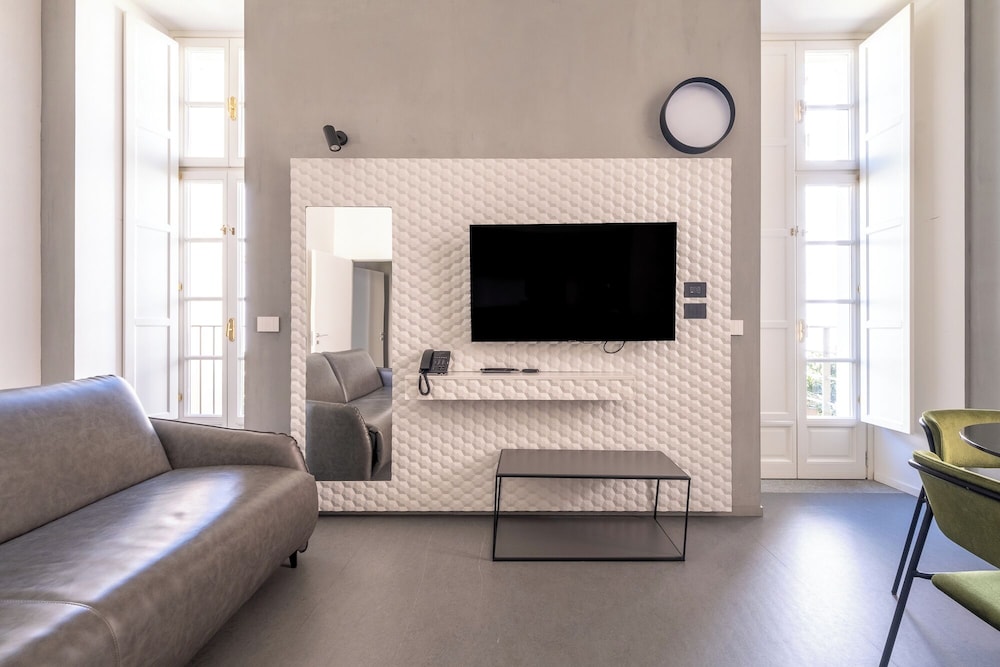 Deluxe Suite - Photo 6