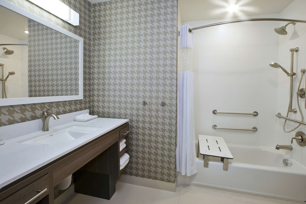 Suite, 1 King Bed, Accessible, Bathtub - Photo 1