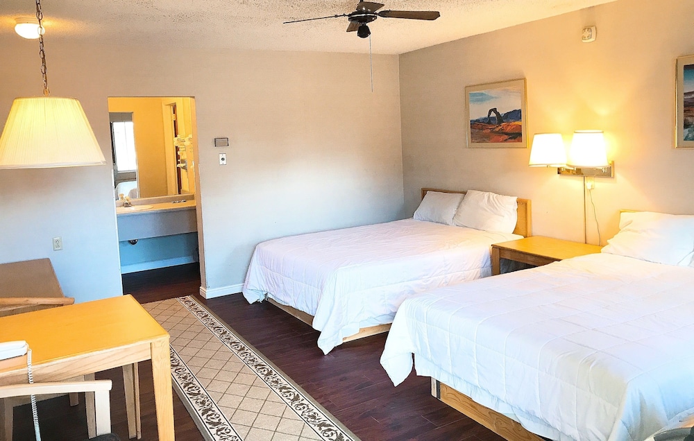 Basic Single Room, 2 Queen Beds photo 1