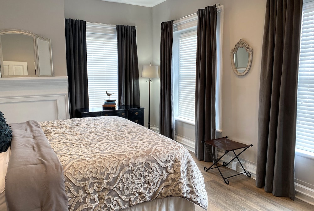 Room, 1 Queen Bed (The Oliver) photo 1