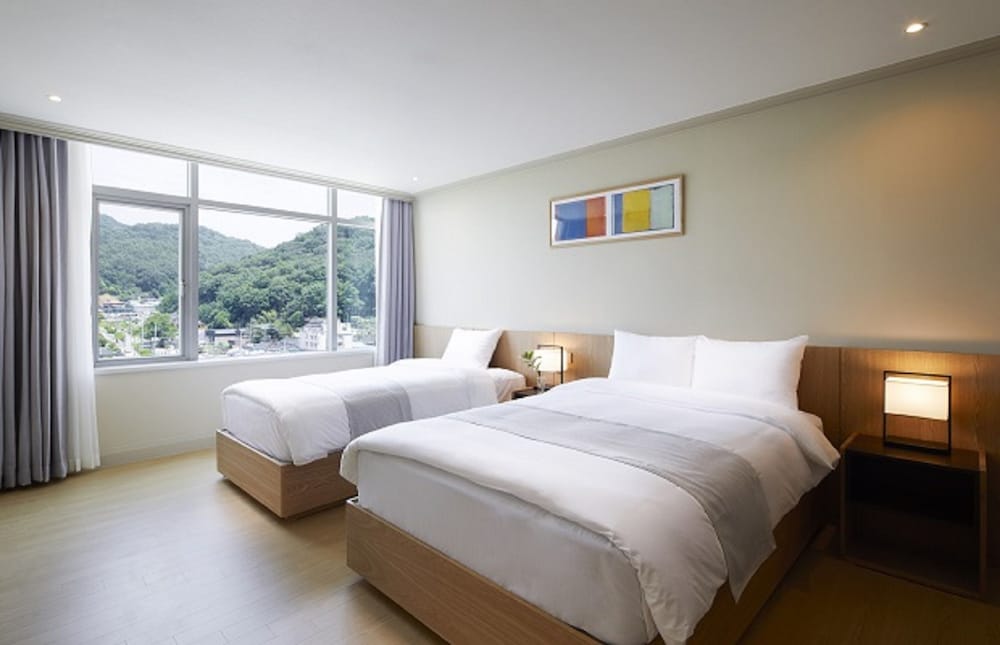 Suite Twin Room (HanOk View)