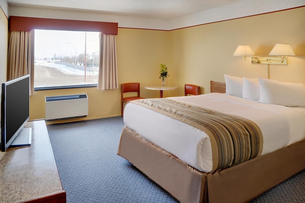 Basic Room, 1 Queen Bed photo 2