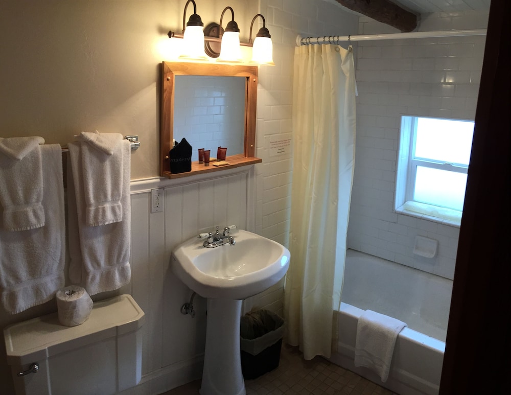 Hotel, Lewis Lake (9), King, Private Bath, Tub/Shower, No Child -5, Shared TV,MW,F, No Roll-away photo 3