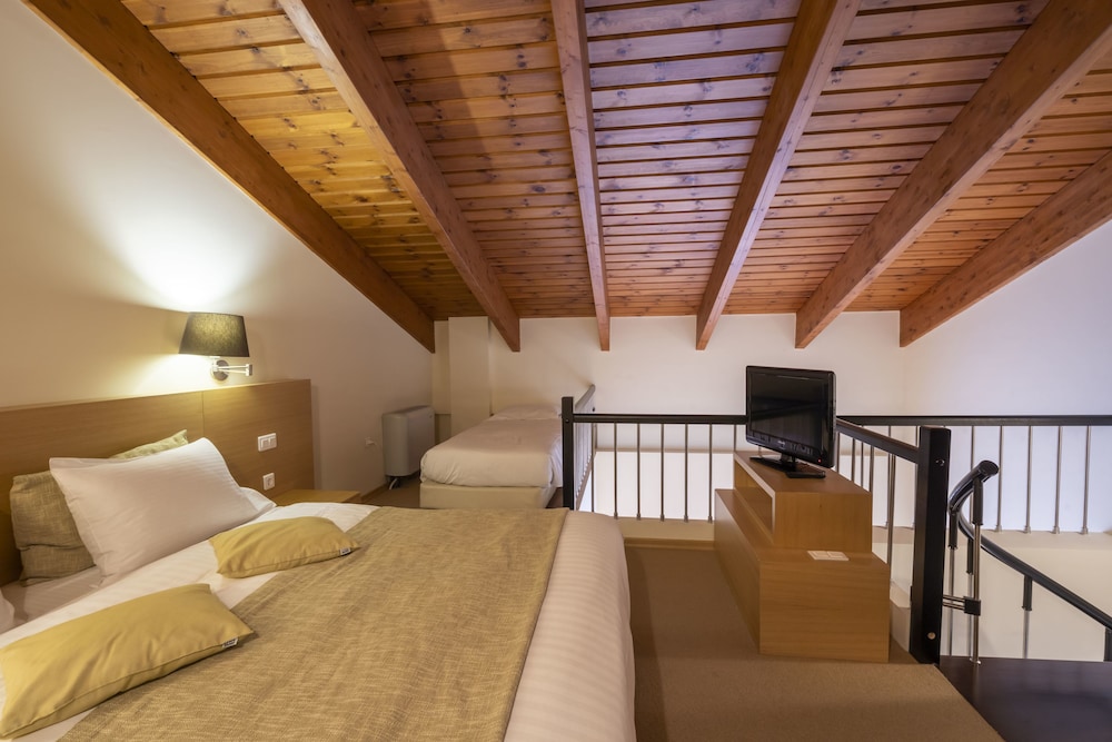 Executive Suite - Photo 3