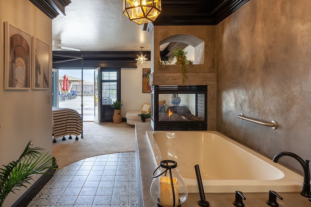 Luxury Suite, 1 King Bed, Fireplace, River View (Spanish Decor) photo 1