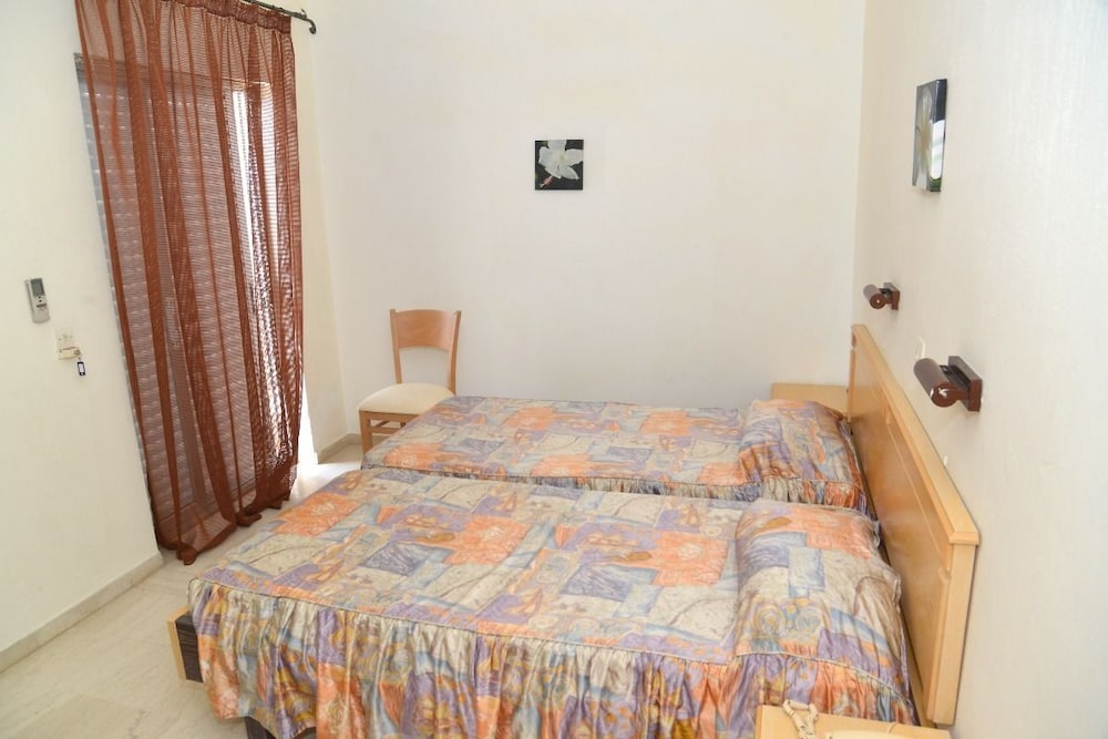 Standard Twin Room - Photo 5