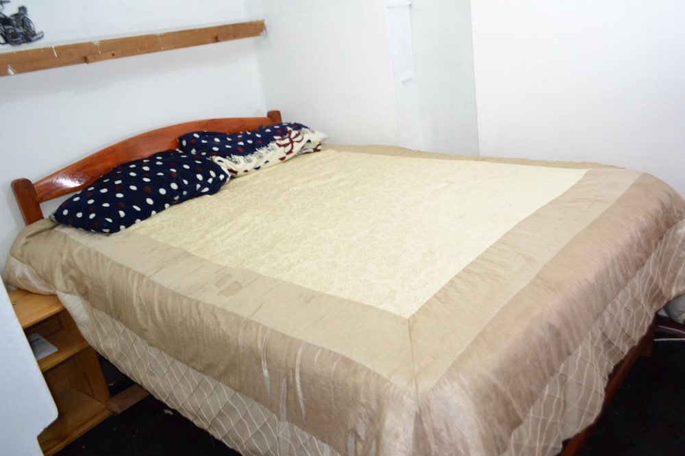Basic Double Room, 1 Queen Bed, Non Smoking, Private Bathroom photo 2