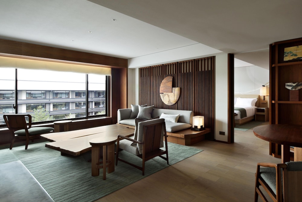 Suite, 1 King Bed, Garden View - Photo 5