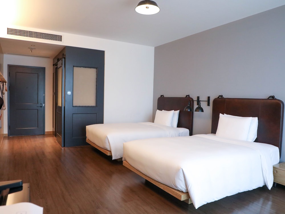 Standard Room, 2 Twin Beds, City View - Photo 4