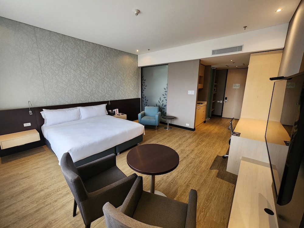 Room, 1 King Bed, Kitchenette - Photo 12