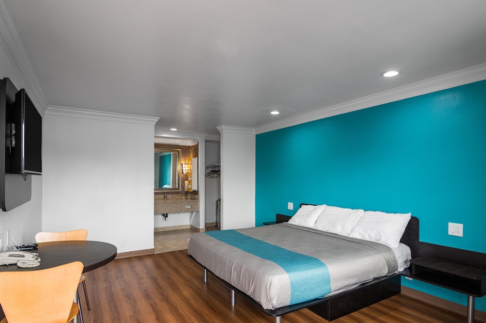 Standard Room, 1 King Bed, Non Smoking - Photo 4
