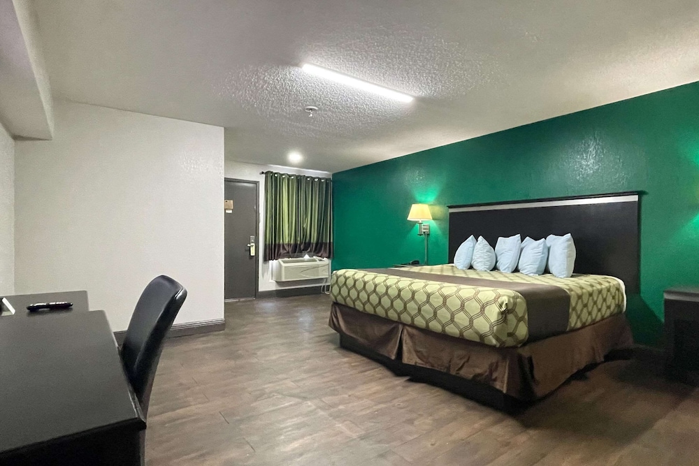 Standard Room, 1 Queen Bed, Non Smoking - Photo 5