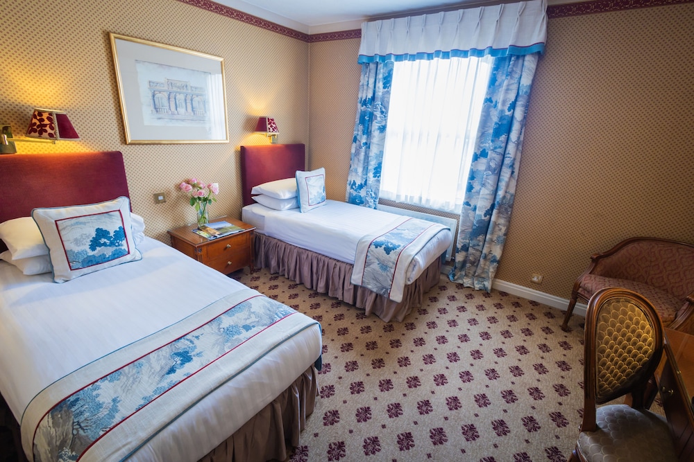Standard Twin Room (Extra Charge Added for Extra Sofa Bed) photo 3