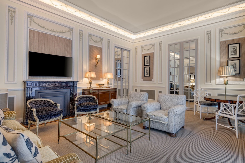 Presidential Suite, 1 King Bed, Garden View thumbnail 5