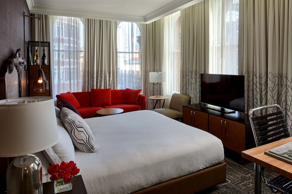 Room, 1 King Bed, City View, Corner - Photo 1