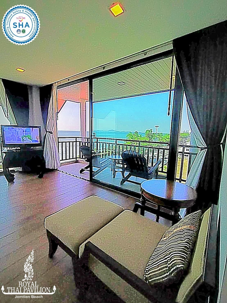 Royal Suite, Jetted Tub, Beachfront photo 2