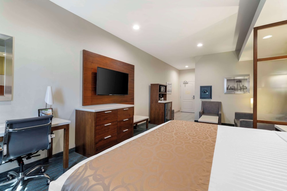 Suite, 1 King Bed with Sofa bed, Non Smoking, Refrigerator & Microwave (with Sofabed) photo 2