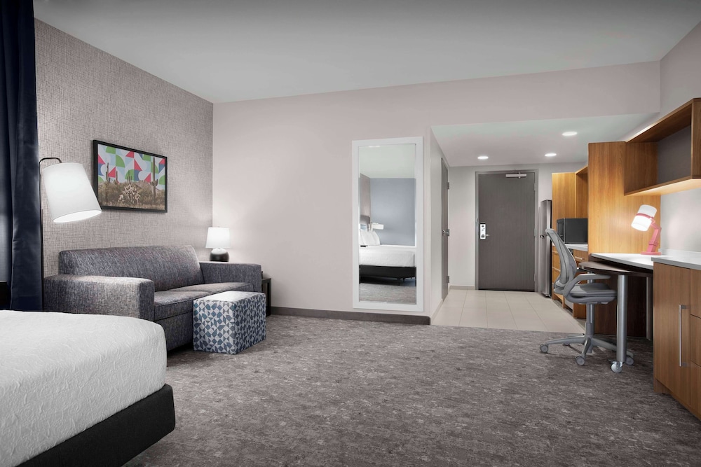 Suite, 1 King Bed, Accessible (Bathtub)