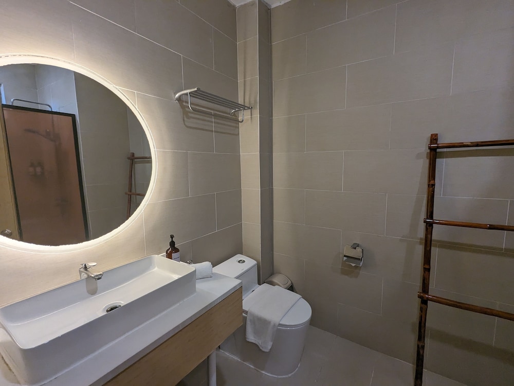 Deluxe Family Room with Direct Pool Access - Photo 5