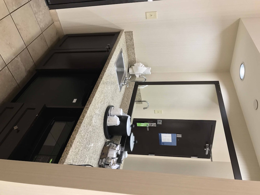 Suite, 1 King Bed, Accessible, Non Smoking thumbnail 5