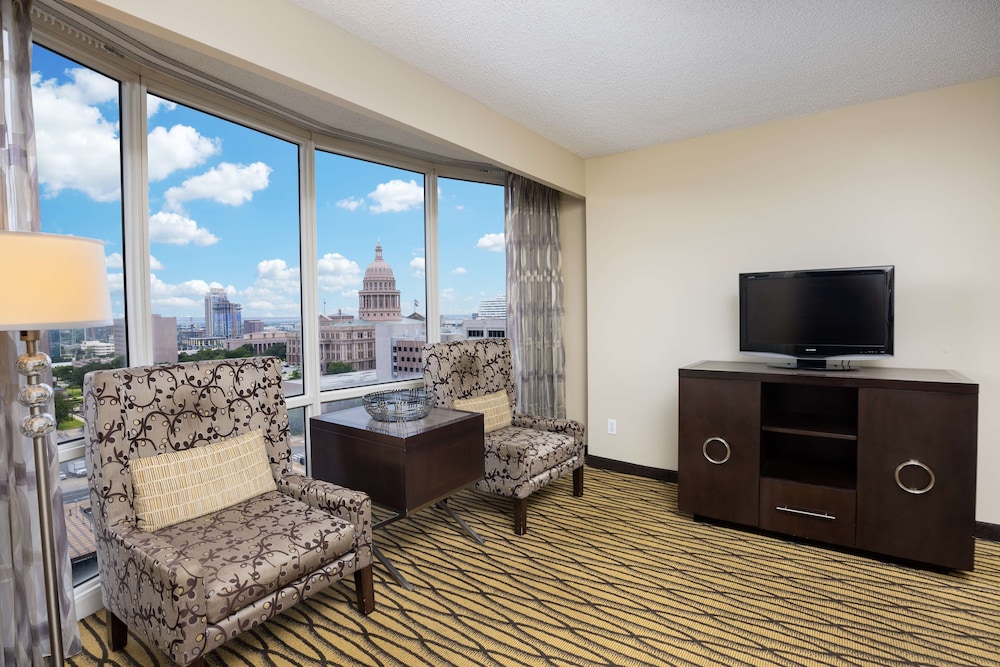 One-Bedroom Capital View Suite, 1 King Bed thumbnail 5