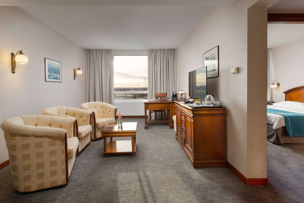 Suite, 1 King Bed, Non Smoking photo 1