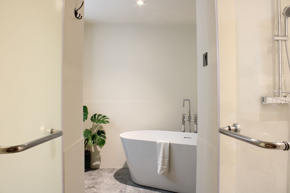 Superior Room (1 Way Airport Transfer) - Photo 9
