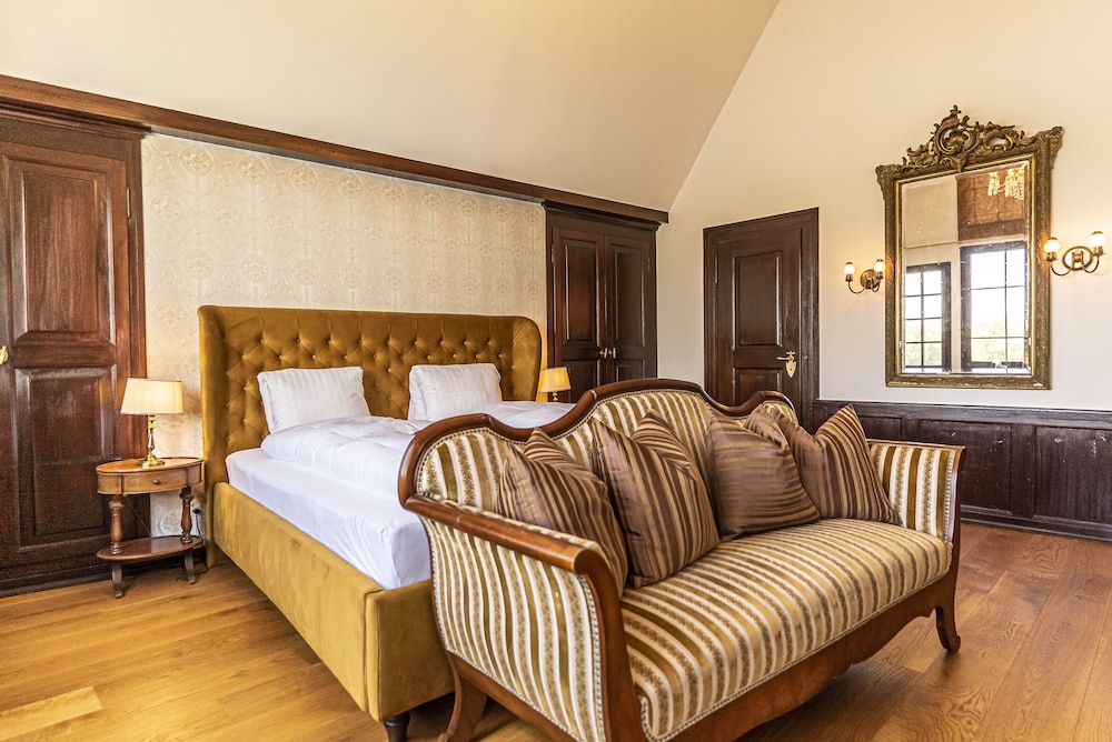 Suite - Photo 11
