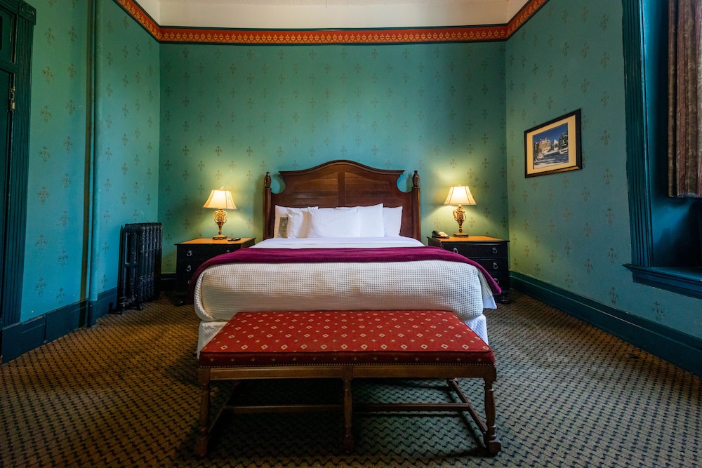 Room, 1 King Bed (Victorian) photo 1