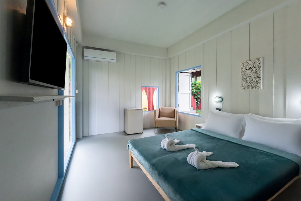 Standard Room, 1 Queen Bed, Private Bathroom, Pool View - Photo 3