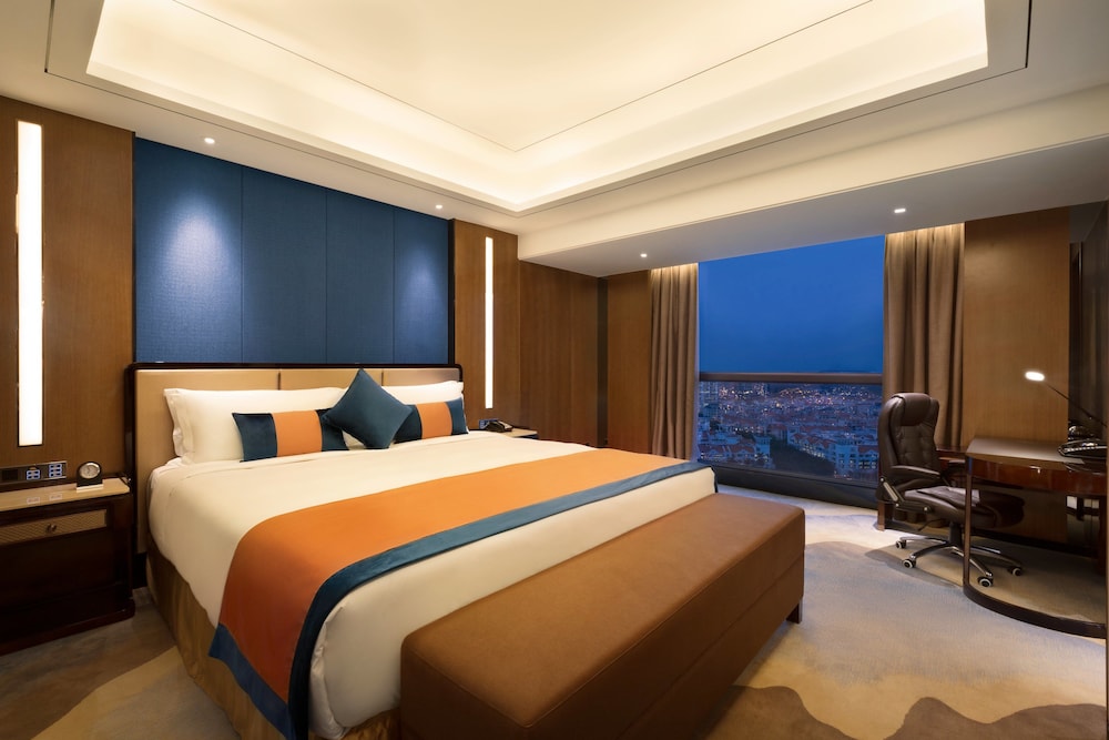 Luxury Suite, 1 King Bed, Smoking photo 3