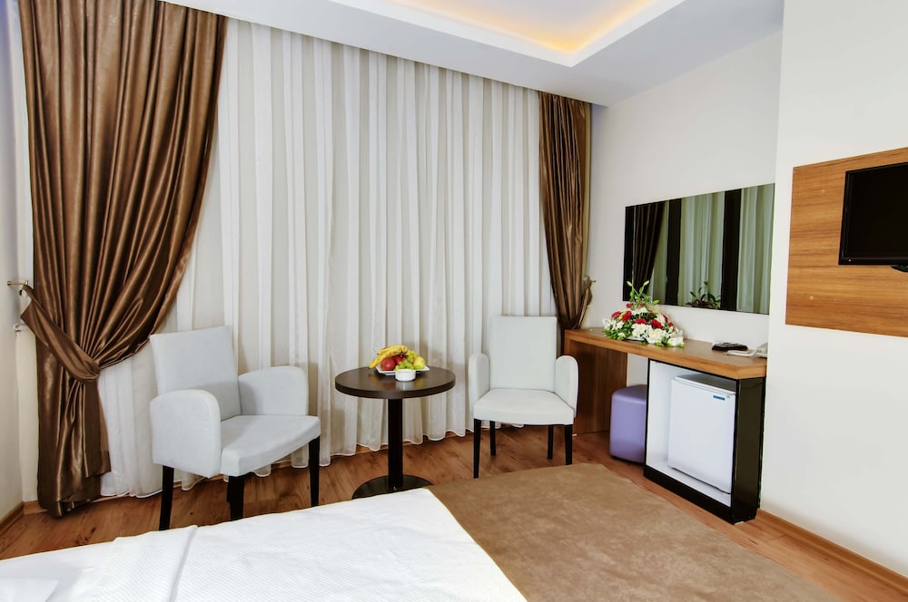 Economy Twin Room, Partial Sea View, Sea Facing photo 3