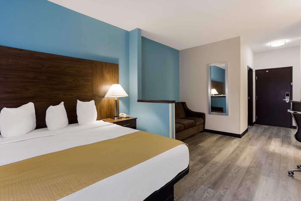 Suite, 1 King Bed with Sofa bed, Non Smoking, Refrigerator & Microwave (with Sofabed) photo 1