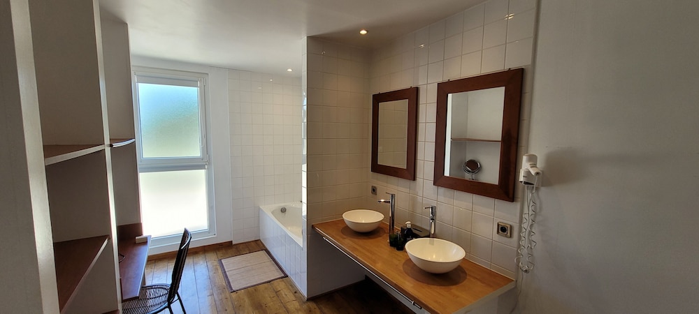 Deluxe Double or Twin Room, Patio photo 3