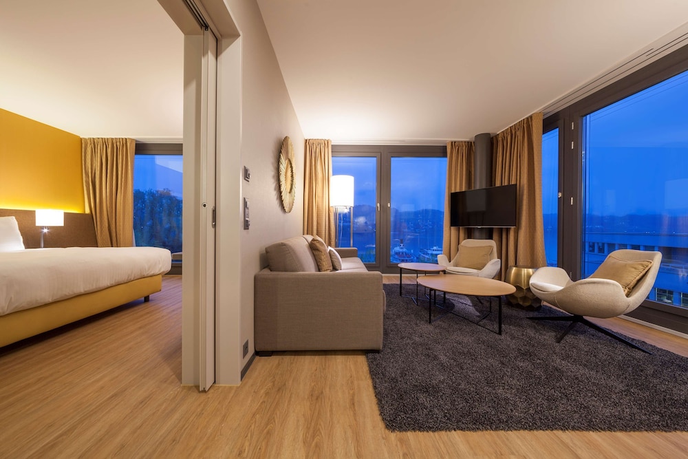 Suite - Lakeside photo 2