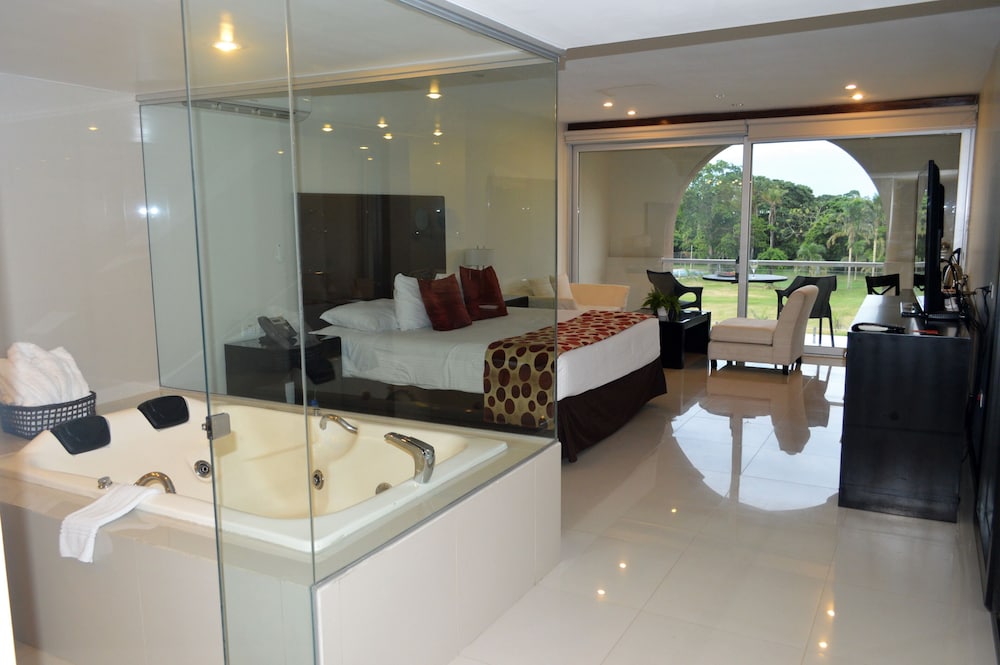 Luxury Suite, 1 King Bed, Pool View photo 1