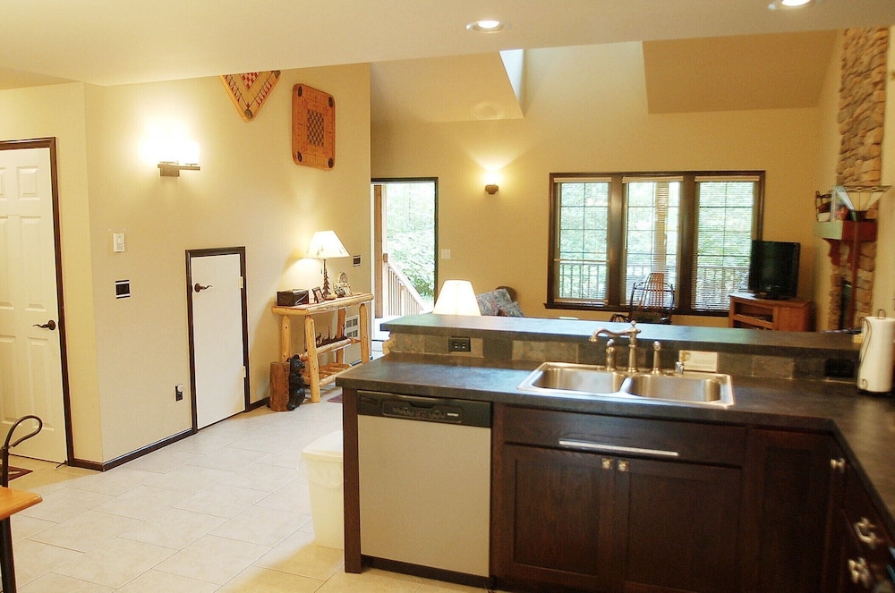 Cabin, 1 Bedroom, Smoking, Fireplace photo 2