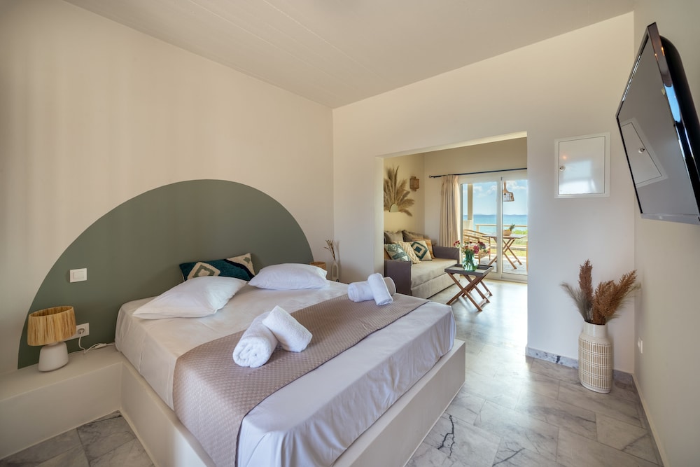 Double Room, Multiple Beds, Balcony, Sea View (08) photo 1