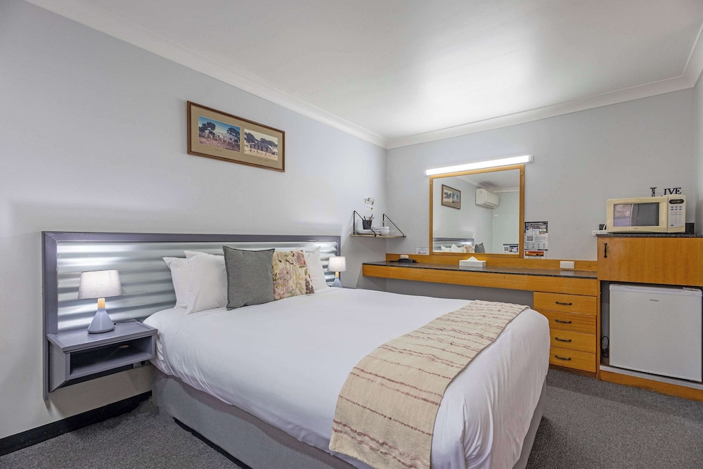 Standard Room, Multiple Beds, Non Smoking photo 2