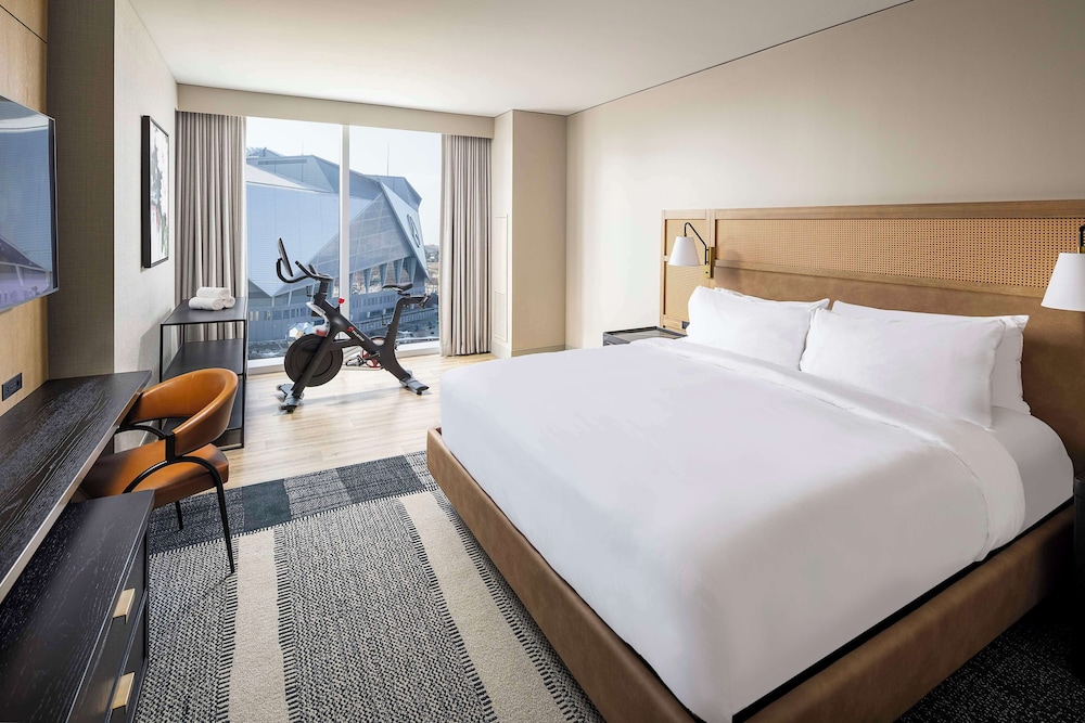 Room, 1 King Bed, Bathtub (Peloton) - Photo 1