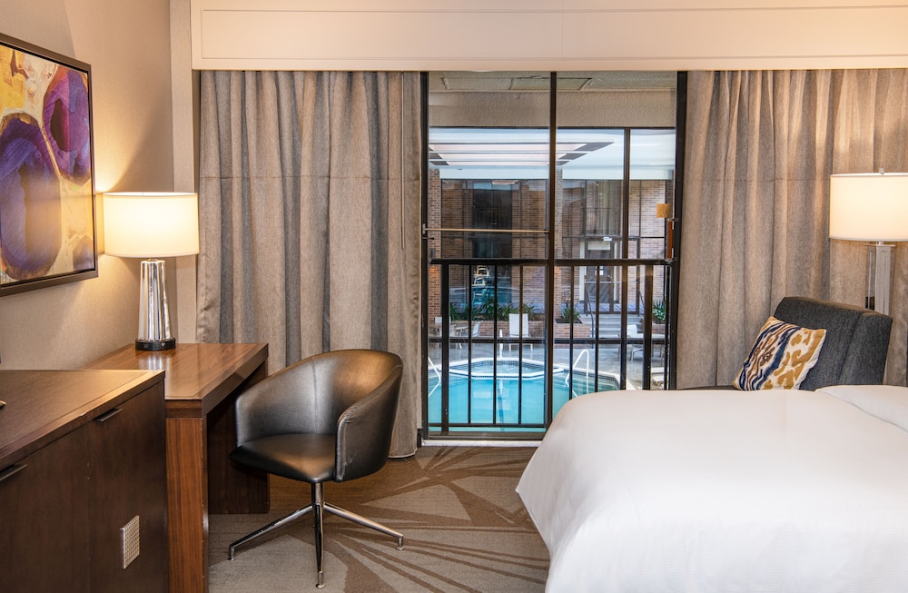 Room, 1 King Bed, Poolside (Poolside) - Photo 4