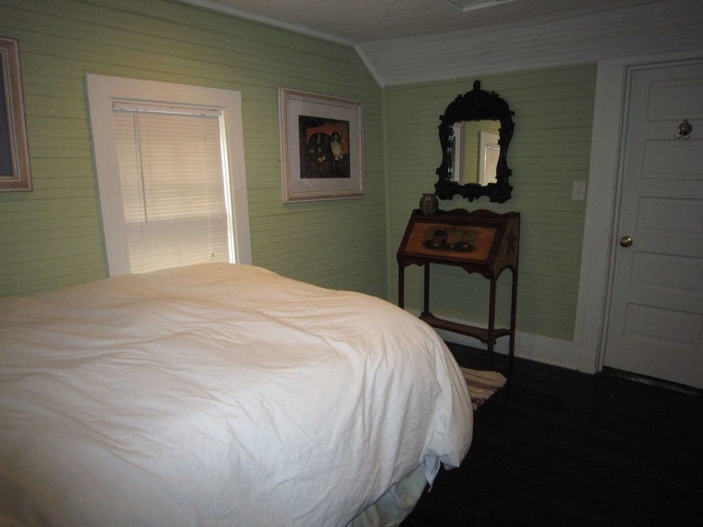 House, Multiple Beds (Historical Downtown Home - Near Parri) photo 2