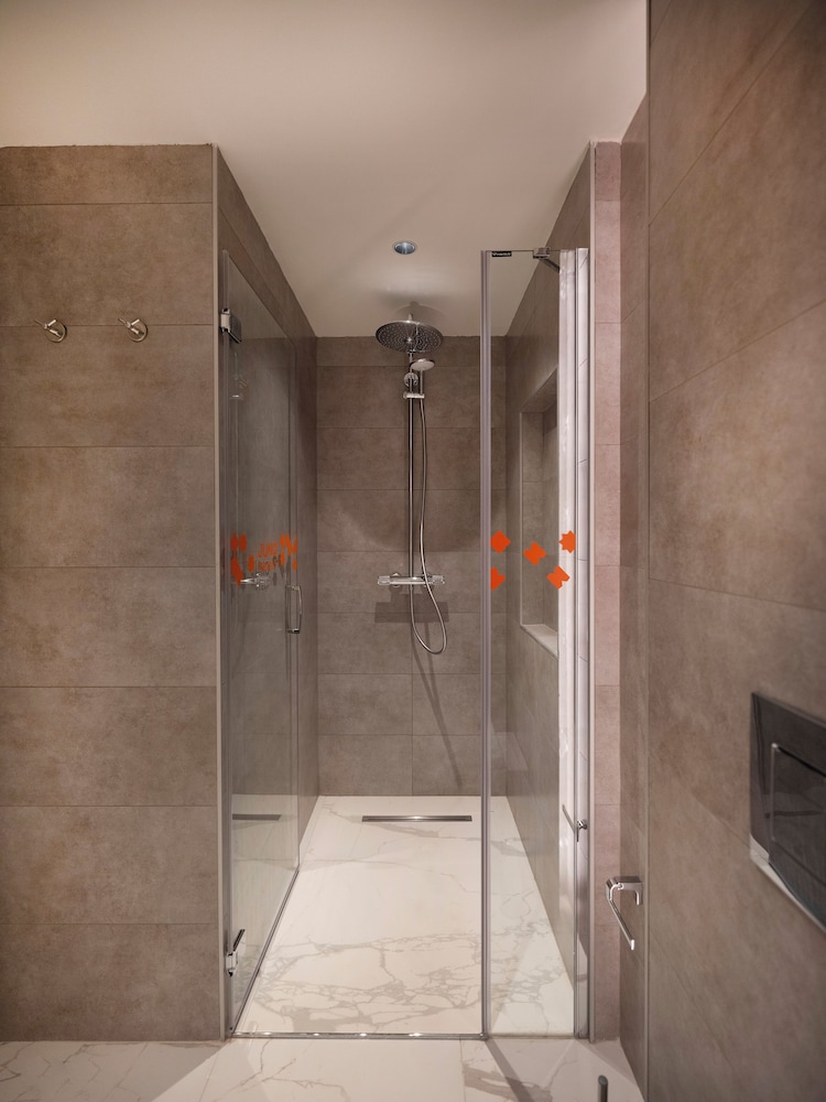 Queen Room with Atrium View photo 3
