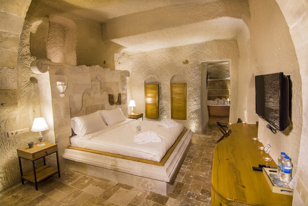 Deluxe Cave Suite photo 1