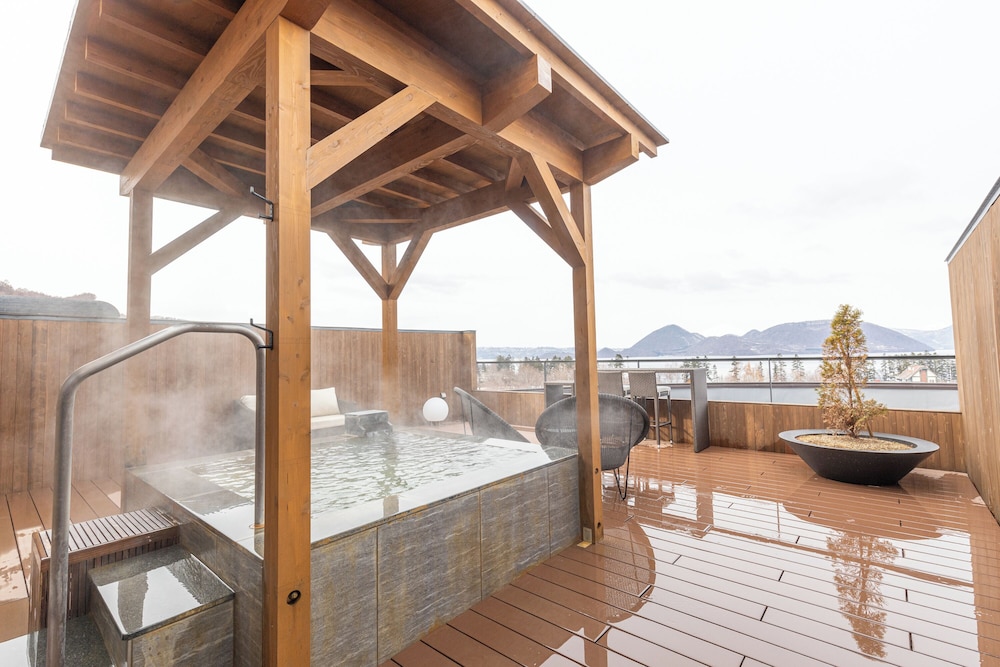 Japanese Western Style Room with Onsen Open-Air Bath (Lake View) West Wing, Non-Smoking - Photo 9