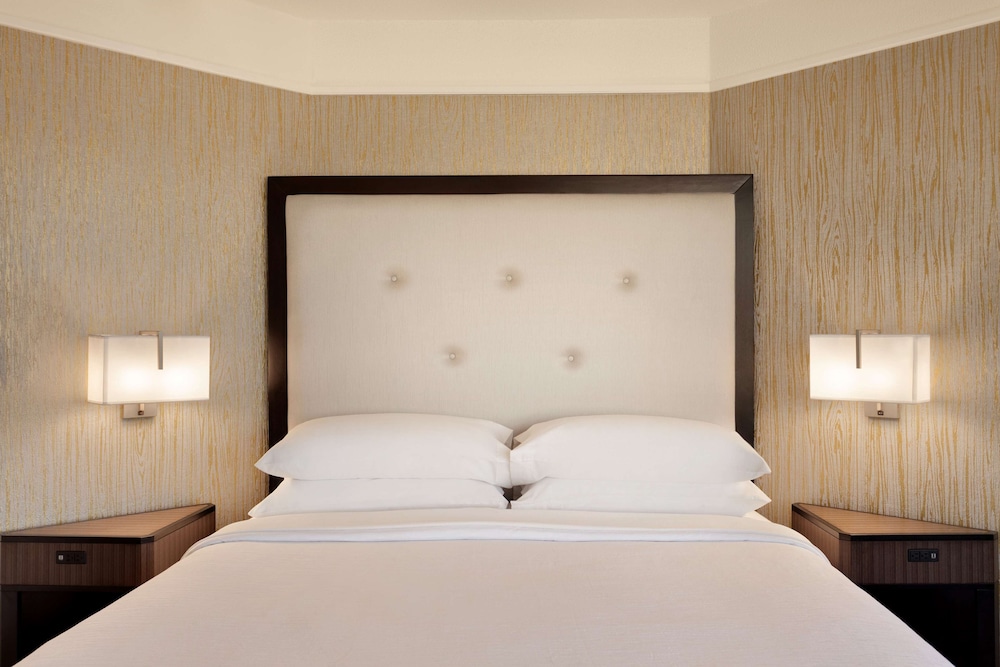 Suite, 1 King Bed with Sofa bed, Corner - Photo 3