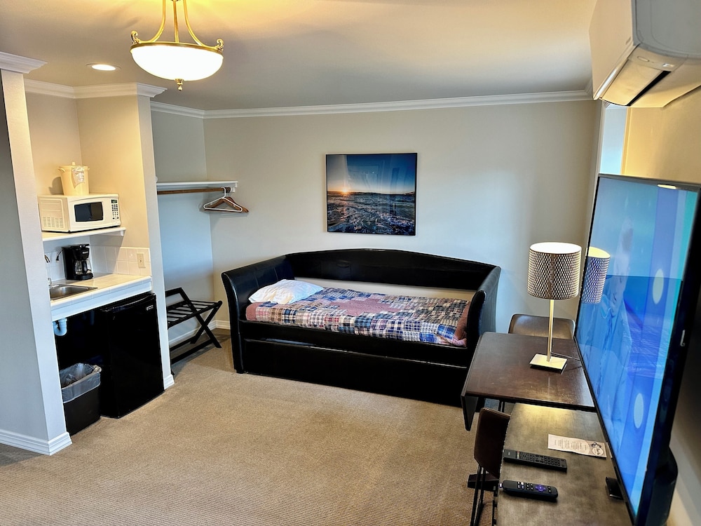 Family Room, Multiple Beds photo 3